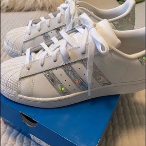 Adidas original superstar sneakers 👟 youth size 5 =womens size 6.5 New in box